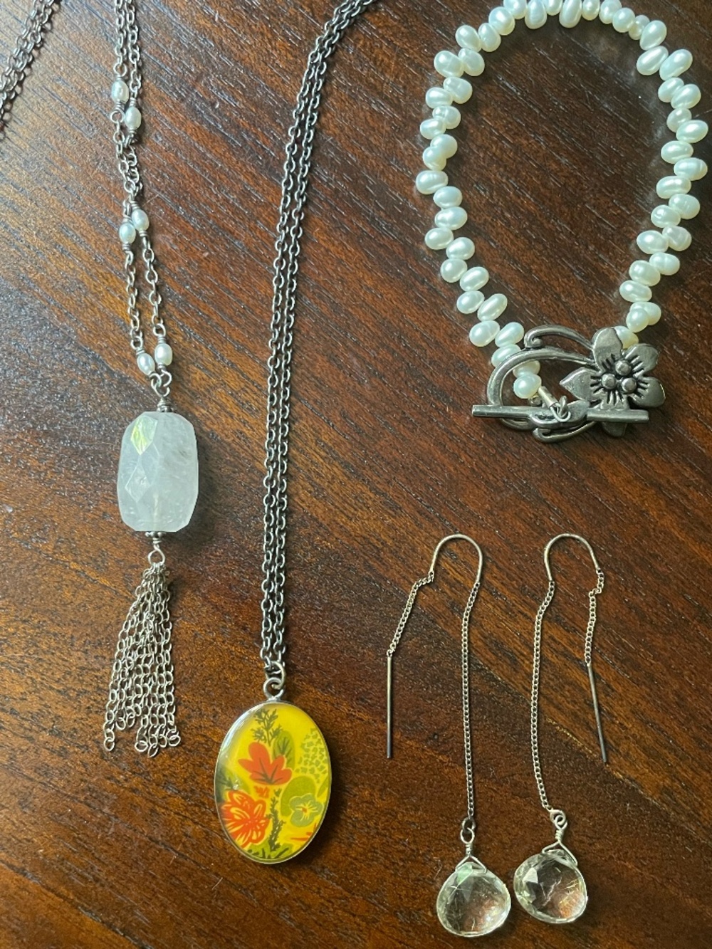Lot of 1 bracelet, 2 necklaces and earrings